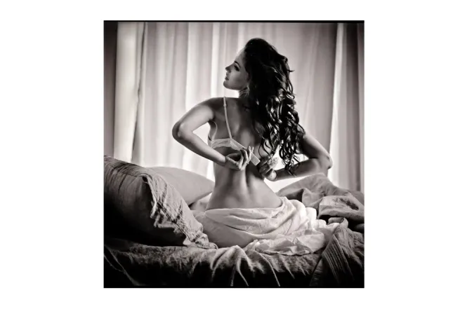 Hovedbilde Glass picture Young woman in the bedroom 120cm x ...